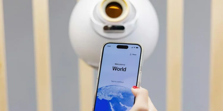 World hyn në garën e super-aplikacioneve me pagesa kripto dhe komunikim të enkriptuar