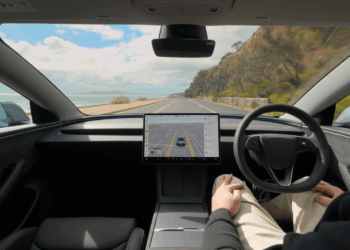Tesla nxit debat: përditësimi i ri lejon përdorimin e telefonit gjatë drejtimit të automjetit