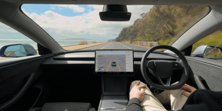 Tesla nxit debat: përditësimi i ri lejon përdorimin e telefonit gjatë drejtimit të automjetit