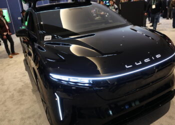 Uber prezanton robotaksinë e re me Lucid dhe Nuro: një hap konkret drejt udhëtimeve pa shofer