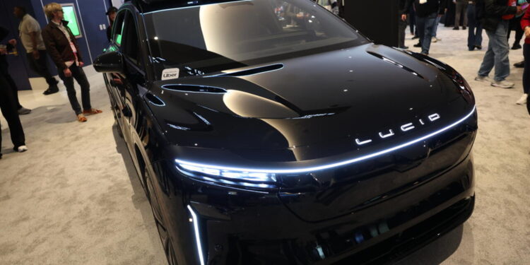 Uber prezanton robotaksinë e re me Lucid dhe Nuro: një hap konkret drejt udhëtimeve pa shofer