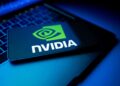 SHBA vendos tarifë 25% për çipet AI të Nvidia drejt Kinës, duke përshkallëzuar tensionet teknologjike