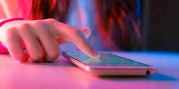 Google përballet me kritika për protokollin e blerjeve me inteligjencë artificiale