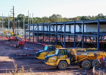 Rritja e AI-së po përballet me një pengesë reale: mungesa e elektricistëve dhe hidraulikëve