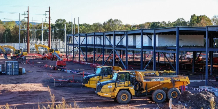 Rritja e AI-së po përballet me një pengesë reale: mungesa e elektricistëve dhe hidraulikëve