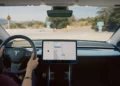 Tesla heq dorë nga Autopiloti për të shtyrë përdorimin e Full Self-Driving