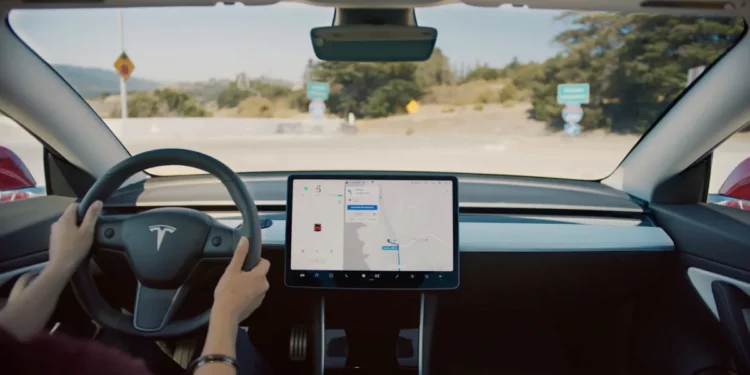 Tesla heq dorë nga Autopiloti për të shtyrë përdorimin e Full Self-Driving