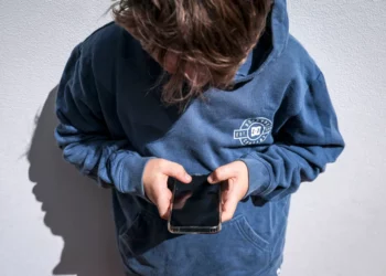 Cilat shtete kanë ndaluar rrjetet sociale për fëmijët nën 15‑16 vjeç?