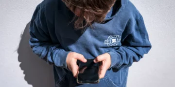 Cilat shtete kanë ndaluar rrjetet sociale për fëmijët nën 15‑16 vjeç?