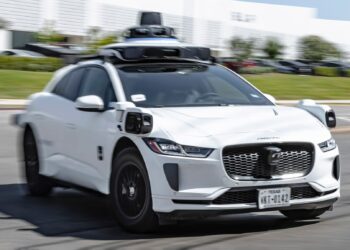 Robotaksi në SHBA: Dokumentet qeveritare zbulojnë planet e Tesla dhe Waymo
