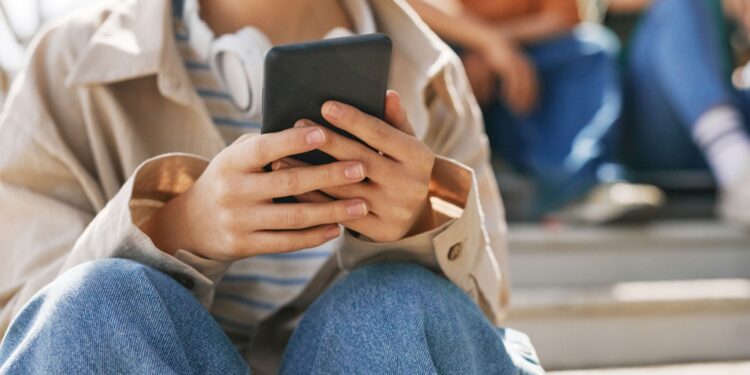 Instagram sinjalizon prindërit nëse adoleshentët kërkojnë për vetëvrasje ose vetëdëmtim