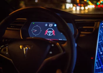 Tesla shmang pezullimin e shitjeve në Kaliforni pas heqjes së funksionit Autopilot