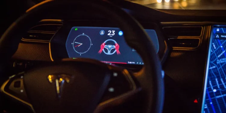 Tesla shmang pezullimin e shitjeve në Kaliforni pas heqjes së funksionit Autopilot