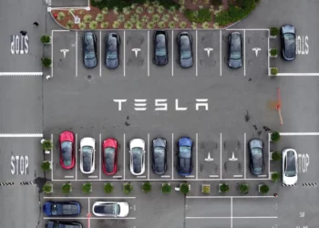 Tesla përballet sërish me autoritetet e Kalifornisë për përdorimin e teknologjisë autonome