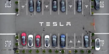 Tesla përballet sërish me autoritetet e Kalifornisë për përdorimin e teknologjisë autonome