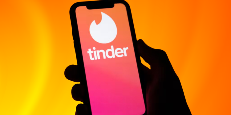 Tinder i drejtohet inteligjencës artificiale kundër “swipe fatigue”