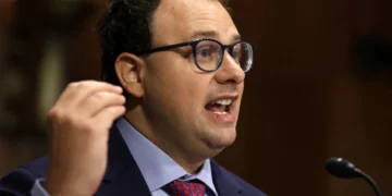 Bashkëpunimi AI-Qeveri dhe ndikimi në industrinë teknologjike