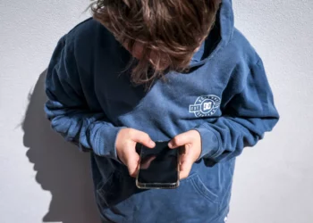 Valë globale rregullash për rrjetet sociale: qeveritë synojnë të kufizojnë aksesin e fëmijëve