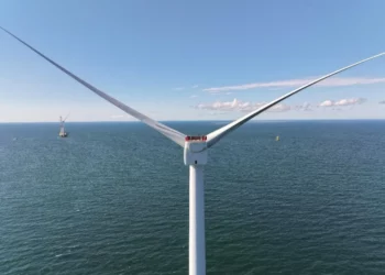 Inovacion në AI: startupi europian sjell qendra të dhënash nën ujë pranë turbinave të erës