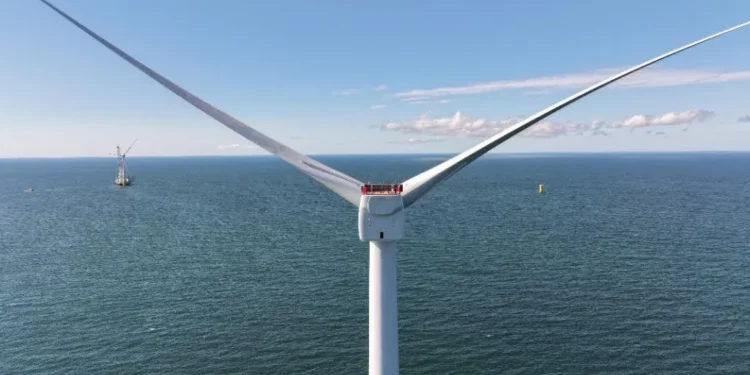 Inovacion në AI: startupi europian sjell qendra të dhënash nën ujë pranë turbinave të erës