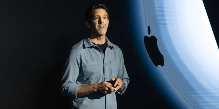 Kush është John Ternus, CEO i ri i Apple që pritet të pasojë Tim Cook