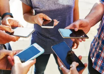 Nga vetmia te lidhjet reale: si aplikacionet po ndryshojnë krijimin e miqësive