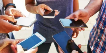 Nga vetmia te lidhjet reale: si aplikacionet po ndryshojnë krijimin e miqësive