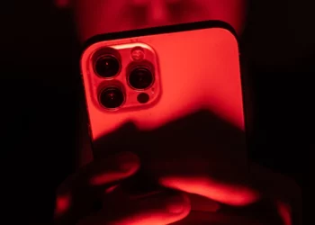 Britania e Madhe: rreth 100 vende kanë akses në spyware që mund të hakojë telefonat celularë