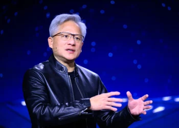 CEO i Nvidia kundërshton paralajmërimet se AI do të zhdukë vendet e punës