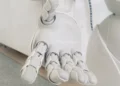 Studimi që po çudit Silicon Valley: AI bëhet “marksiste” kur mbingarkohet me punë