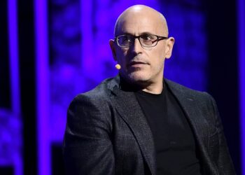 Si inteligjenca artificiale po riformaton industrinë e restoranteve: vizioni i Marc Lore