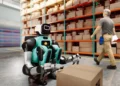 Roboti humanoid që ndryshon sjellje sapo afrohet një punonjës
