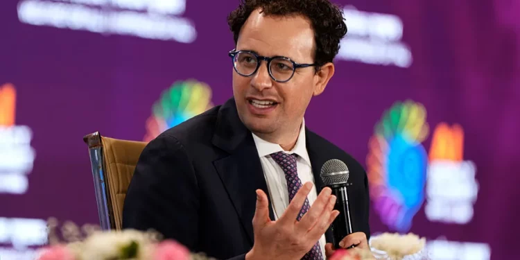 CEO i Anthropic të garës së AI: “Duhet të ngadalësojmë”