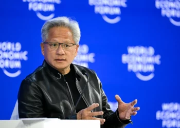 Jensen Huang kundër frenimit të AI-së: Nuk do ta lejojmë ngadalësimin