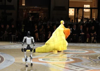 Robotët dolën në pasarelën e Vogue, por publiku nuk u bind nga spektakli