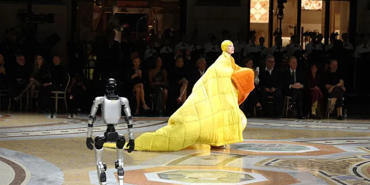 Robotët dolën në pasarelën e Vogue, por publiku nuk u bind nga spektakli