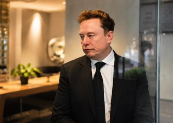 Musk tërhiqet nga padia ndaj Apple, por vazhdon betejën ligjore me OpenAI