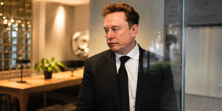 Musk tërhiqet nga padia ndaj Apple, por vazhdon betejën ligjore me OpenAI