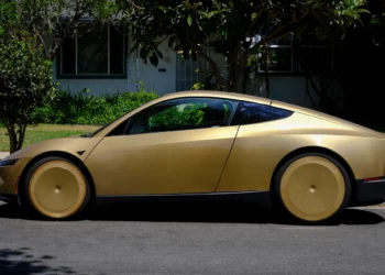Cybercab i Tesla-s nis shërbimin autonom, por tashmë po hetohet nga autoritetet